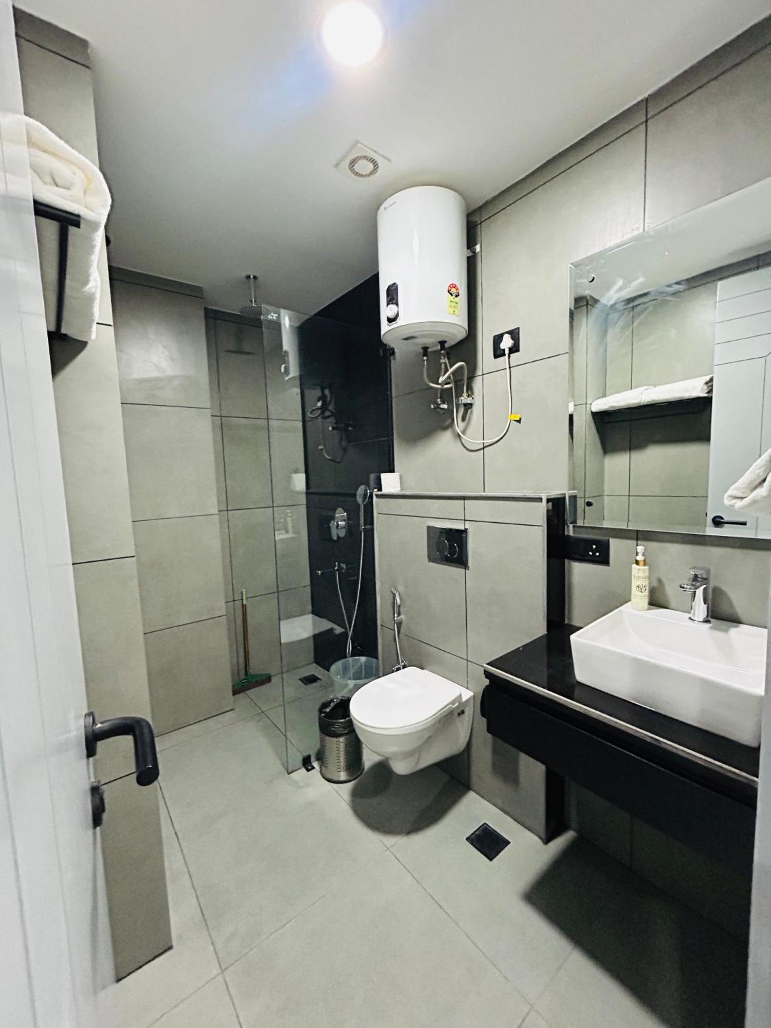 Bedchambers Luxury Apartment Near Golf Course Road Gurgaon Dış mekan fotoğraf